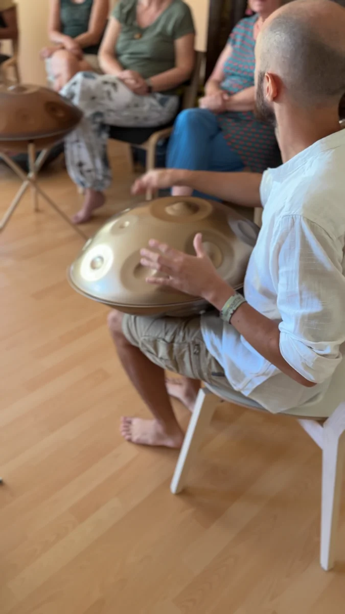 Amarok demonstrating a handpan technique up close during a workshop