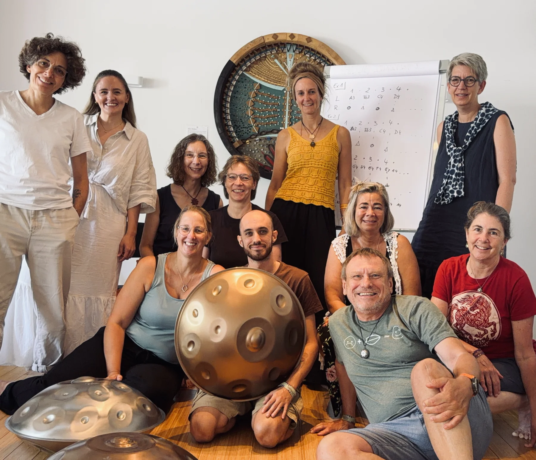 Amarok amb un grup d'alumnes a un taller de handpan a PanParadise