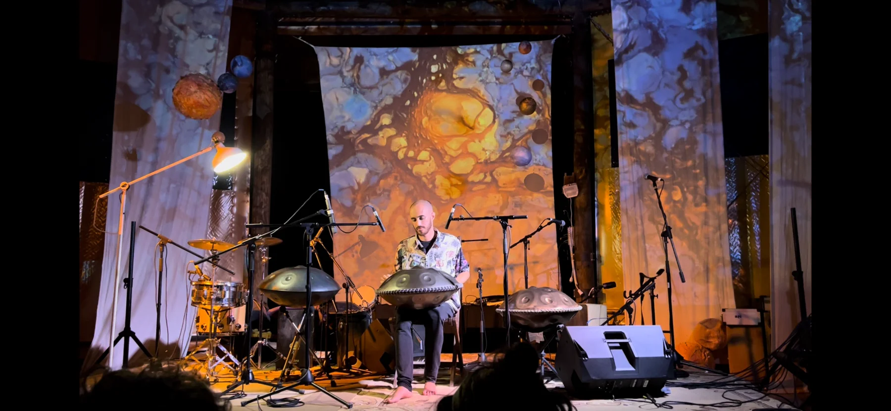 Amarok tocant en directe al Singading Handpan Gathering