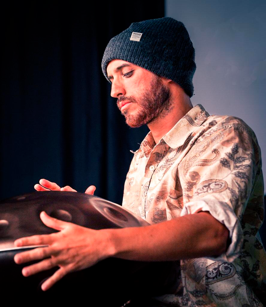 Amarok tocant el handpan en directe
